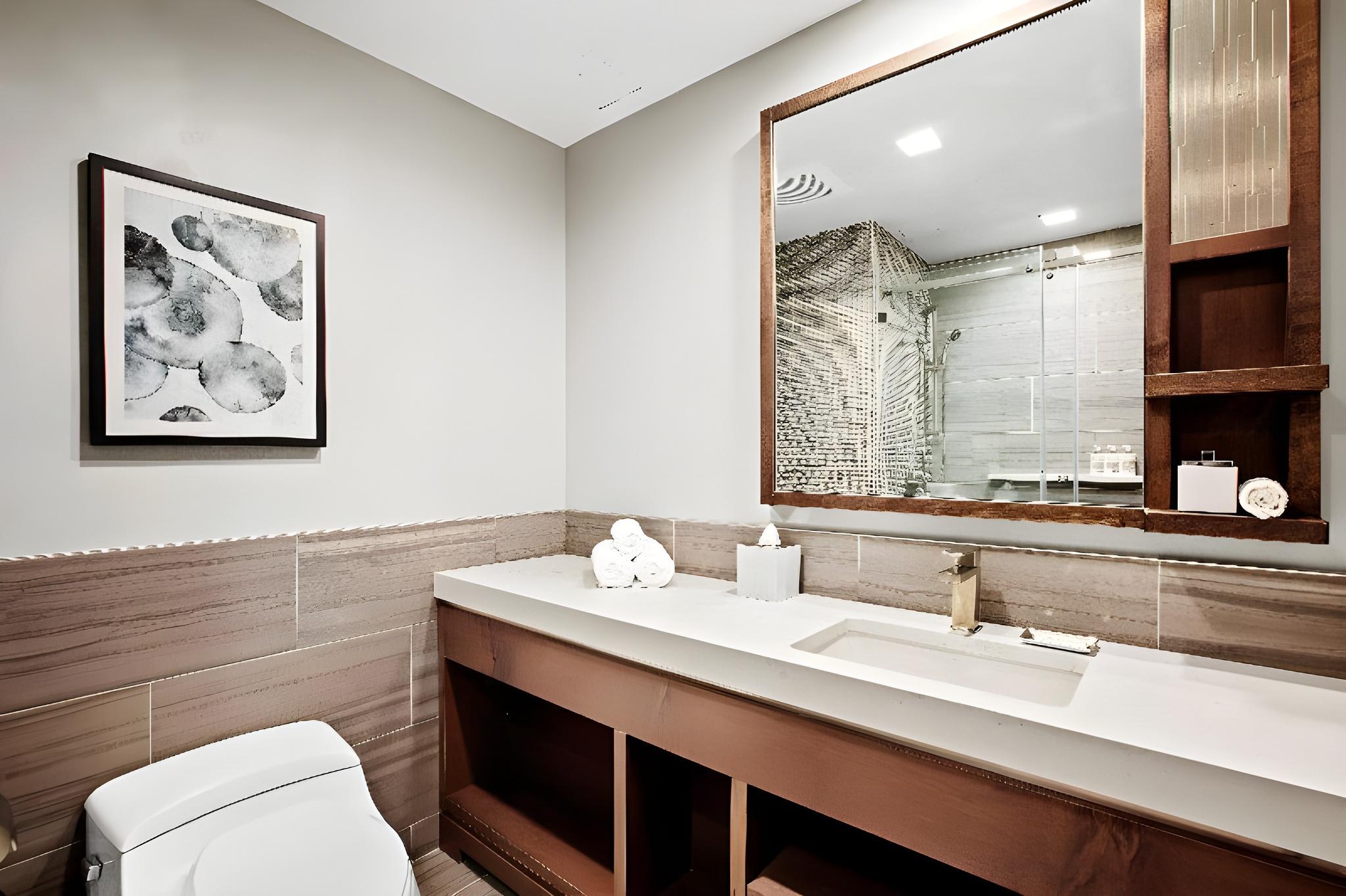 Standard Room at Hotel Indigo Flushing - LaGuardia, photo 3