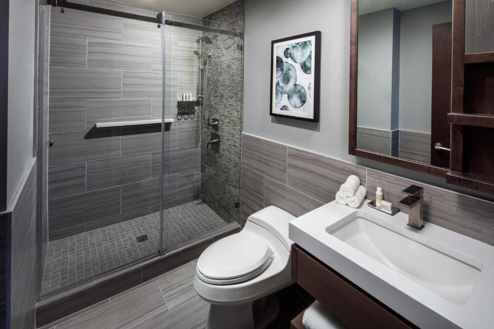 King Room with Hearing Accessible Roll In Shower - Non-Smoking at Hotel Indigo Flushing - LaGuardia, photo 3
