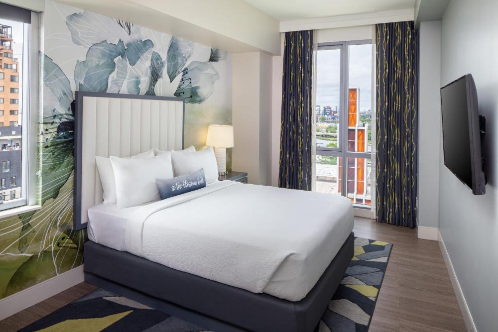 Standard Queen Room - Communications Access at Hotel Indigo Flushing - LaGuardia, photo 2