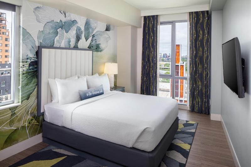 Queen Room with Hearing Accessible Roll-in Shower - Non-Smoking
