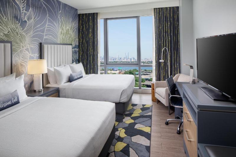 Standard Queen Room with Two Queen Beds and Manhattan View
